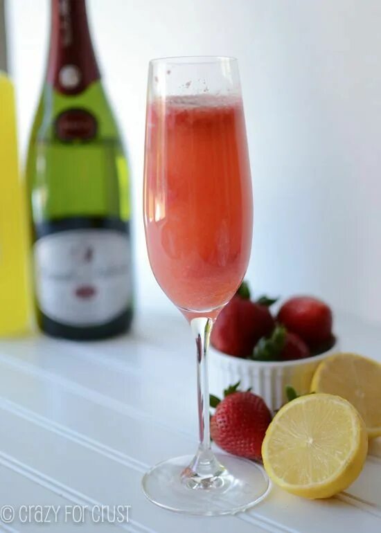 Maison strawberry champagne. Клубничный Беллини коктейль. Коктейль Беллини с клубникой. Беллини Твист. Шампанское с клубникой коктейль.