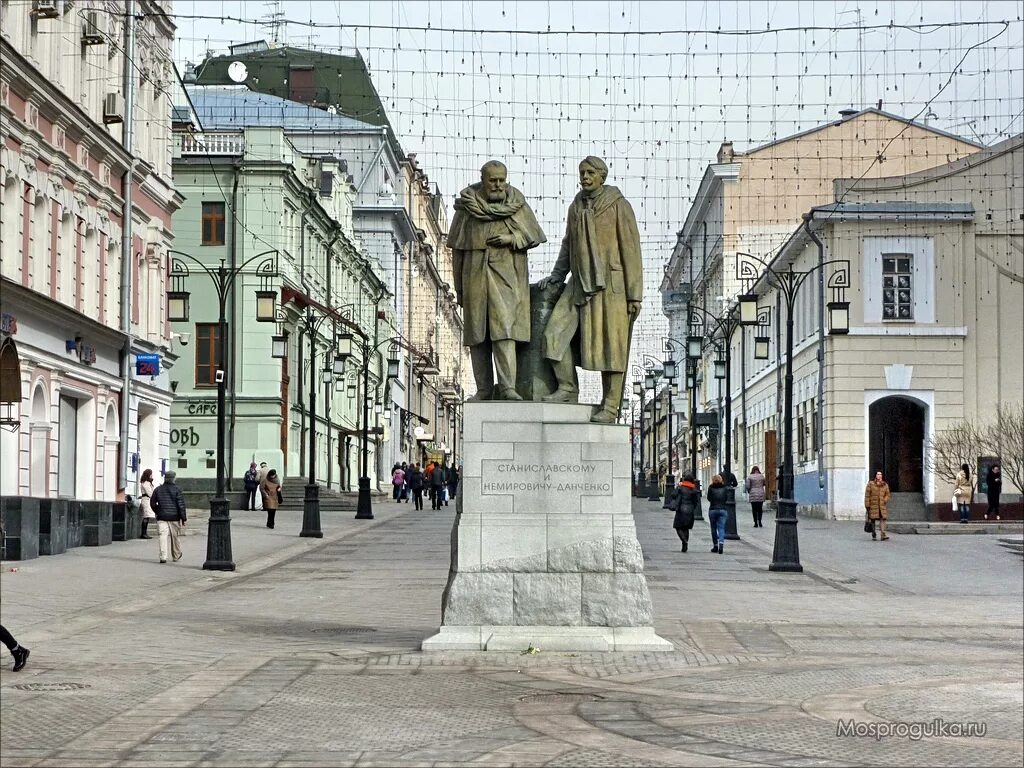 Переулок станиславского. Памятник Станиславскому в Москве в Камергерском переулке. Памятник Немировичу-Данченко Камергерский. Станиславский и Данченко памятник. Немирович Данченко памятник.