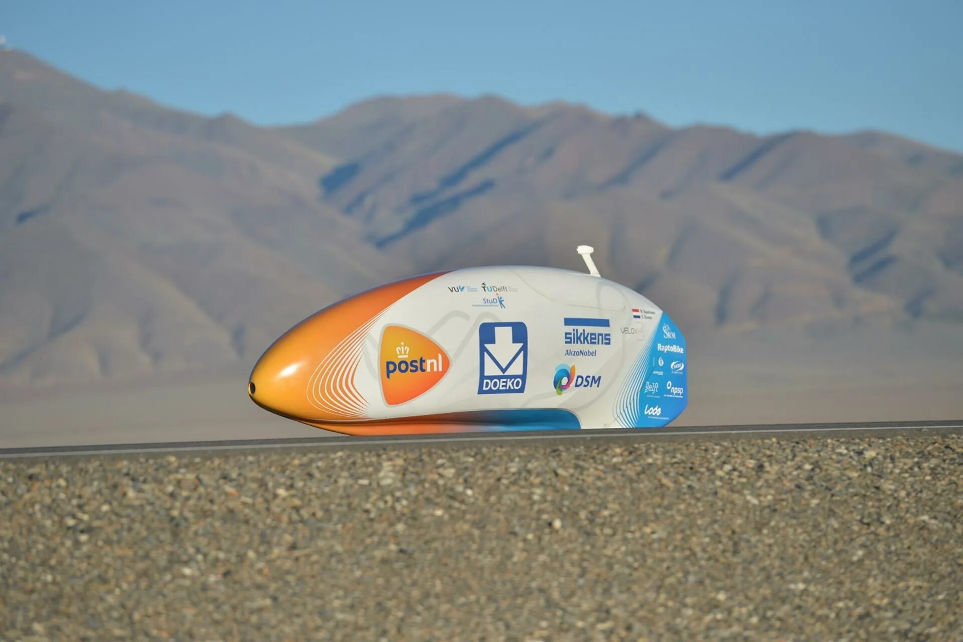 Шлем для рекордов скорости. Рекорд скорости Субару на острове. Мировой рекорд скорости плоская маленькая болит. Doeko фото.