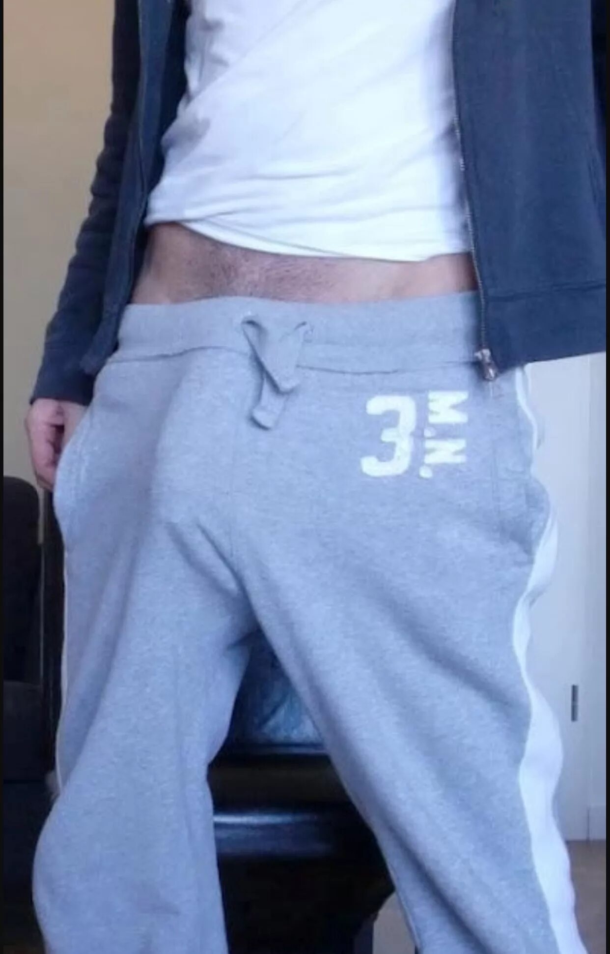 Sweatpants Nike bulge. Парни в серых трениках. Штаны. Осояк в спортивных штанах. Dick know