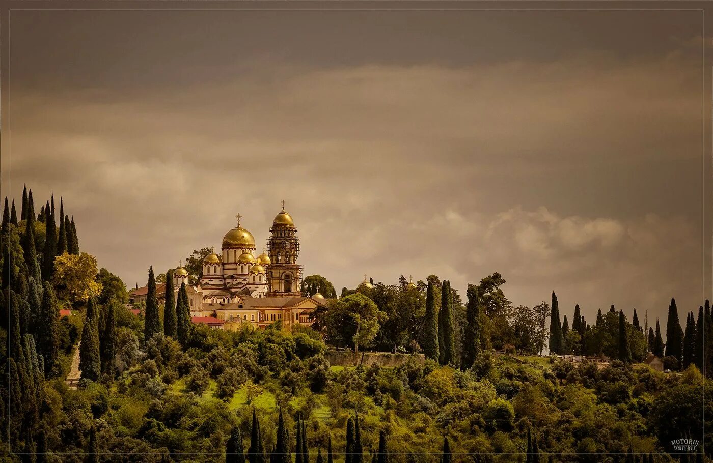 Прогноз новый афон абхазия. Новоафонский монастырь Абхазия. Гора Афон в Абхазии. Абхазия новый Афон старый храм на горе.