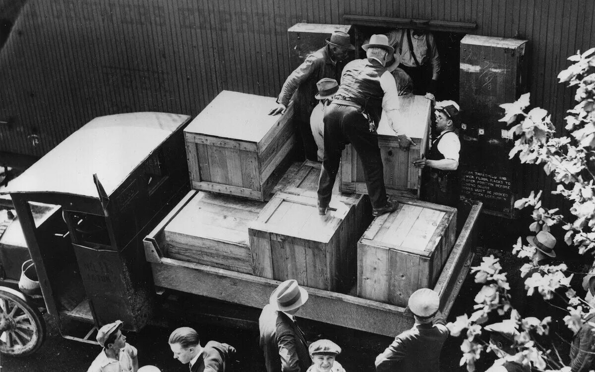 Контрабанда в годы. Контрабанда. Морские контрабандисты 19 века. Контрабандист сигарет. Бутлегеры в сша в 30.