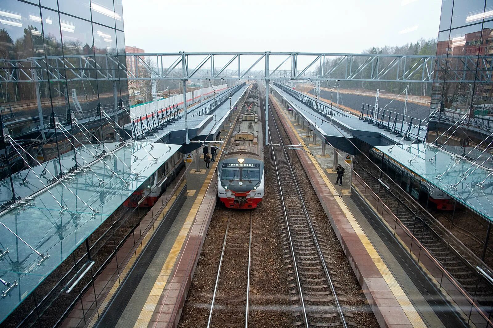 Железнодорожный московская область транспорт. Апрелевка станция Апрелевка. Станция победа МЦД 4. Станция Апрелевка новая. Станция Апрелевка МЦД до реконструкции.