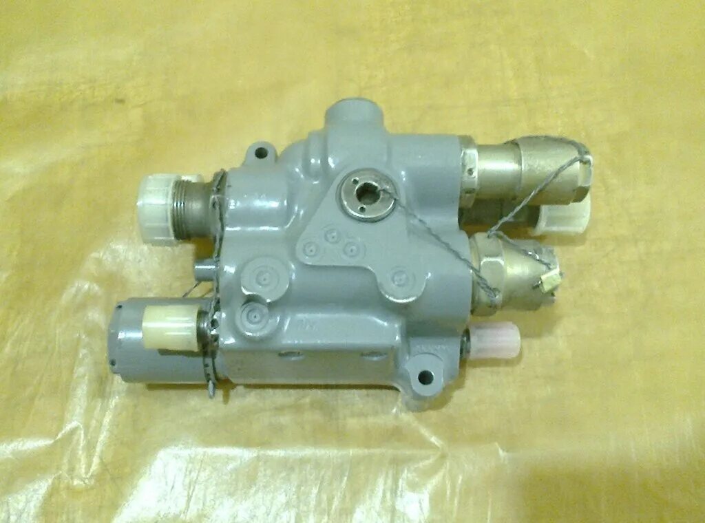 Автомат разгрузки насоса 7555. Автомат разгрузки насоса. Автомат разгрузки насоса 75131-3428010. 78221-3428010 автомат разгрузки насоса. Автомат разгрузки белаз 7555.
