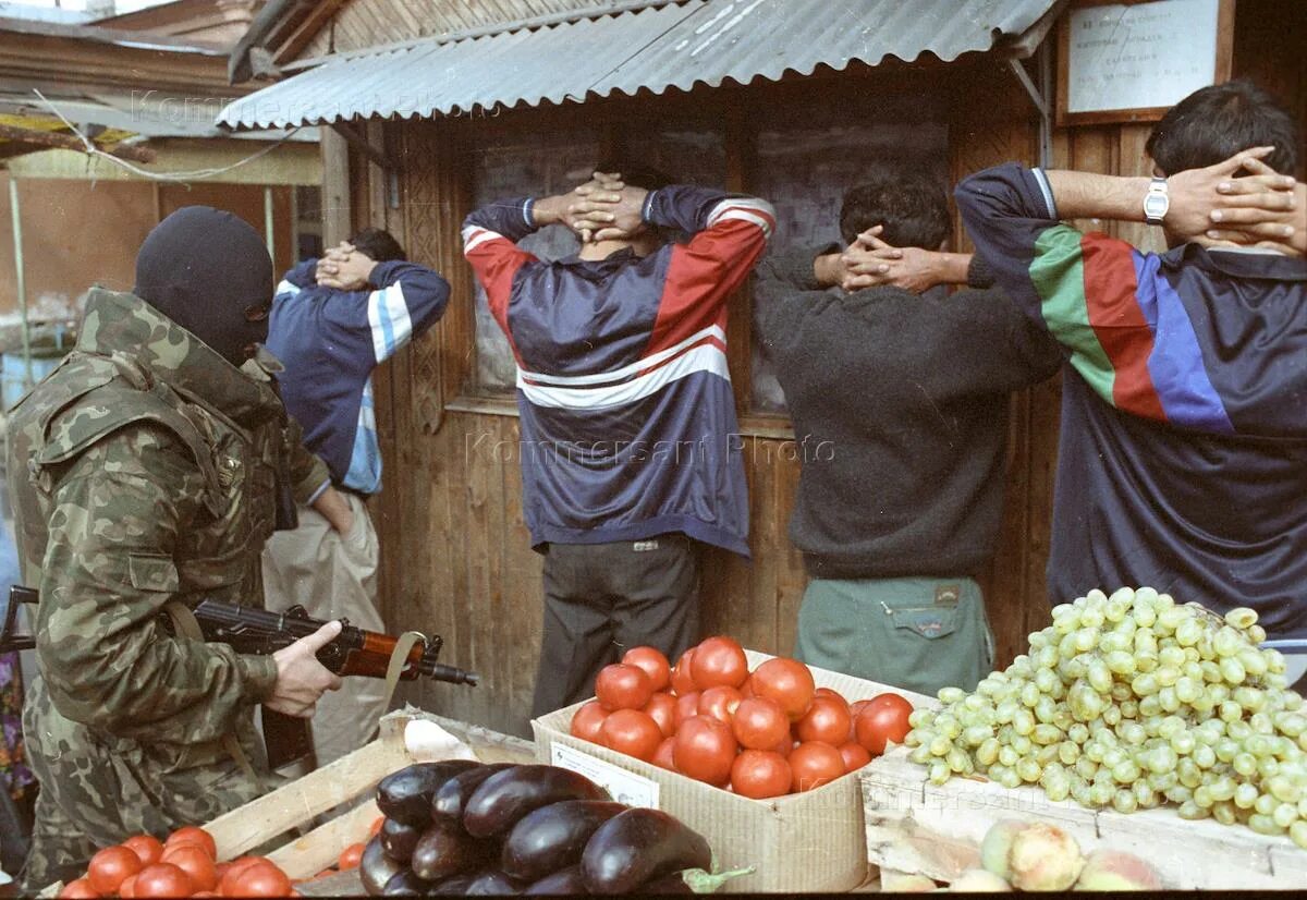 Парк сокольники в 90-е. Лужники в 90-х. Продавщица на рынке. Рынке в 1996 году. Парк сокольники в 90-е.