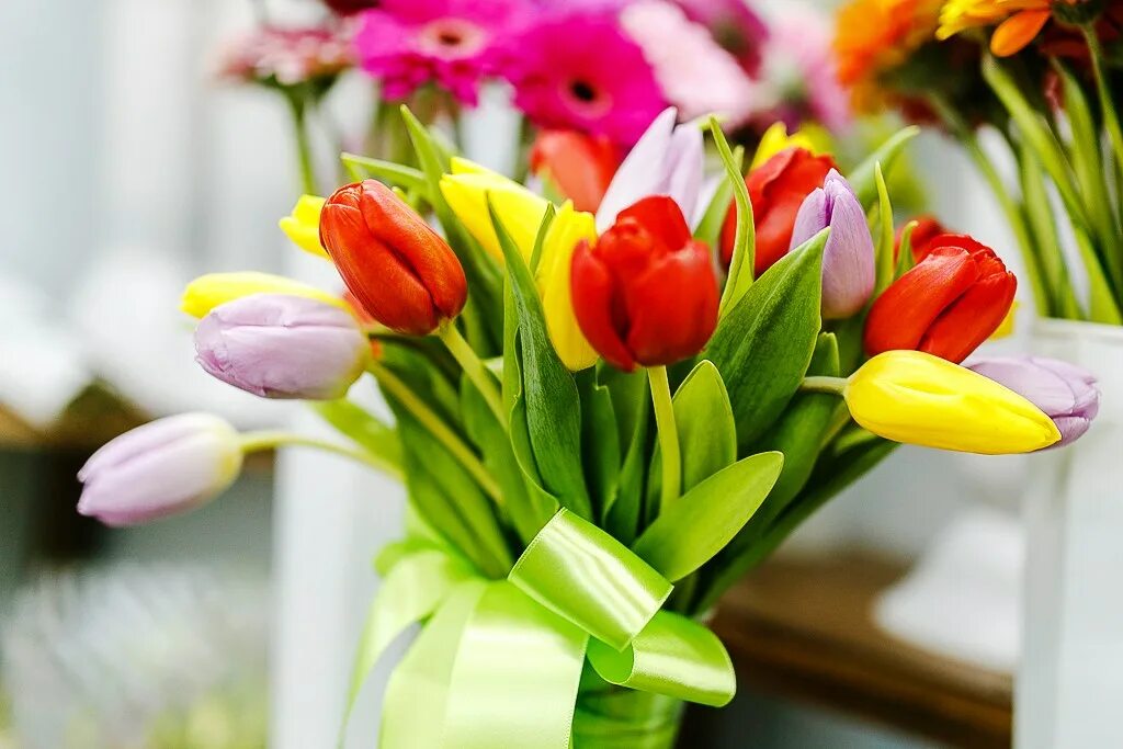 Дорогие милые дамы. Красивые тюльпаны. Букет тюльпанов. Красивый букет весенних цветов.