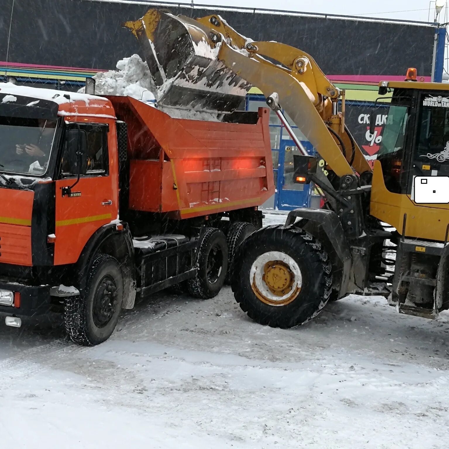 Камаз погрузчик. Камаз погрузчик. Камаз погрузчик. Экскаватор jcb 3cx и самосвал. Jcb грузит камаз.