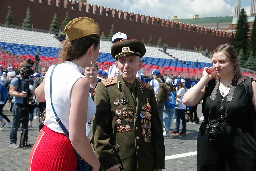 Плохой парад. Парад Победы зрители. Ветераны на параде в Москве. Ветераны на трибунах красной площади. Парад 9 мая Россия.