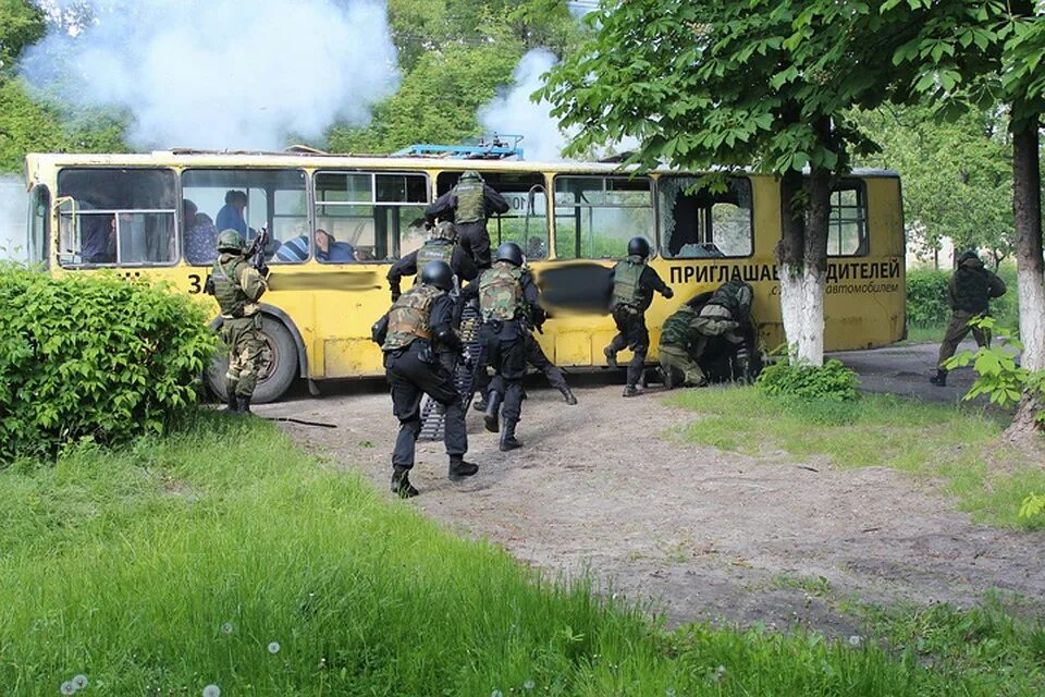 Фото террориста в брянске. Клинцы Военная часть. Заложники АВ Брянской области. Военная часть в Бежецком районе Брянск. В Брянске автобус захвачен террористами.