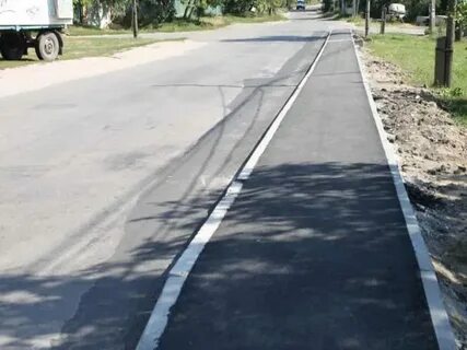 По обе стороны дороги стояли столбы