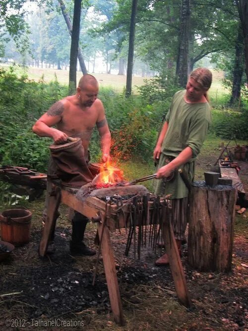 Где жили кузнецы. Кузнец кует. Современная кузница. Где жили кузнецы. Где жили кузнецы.