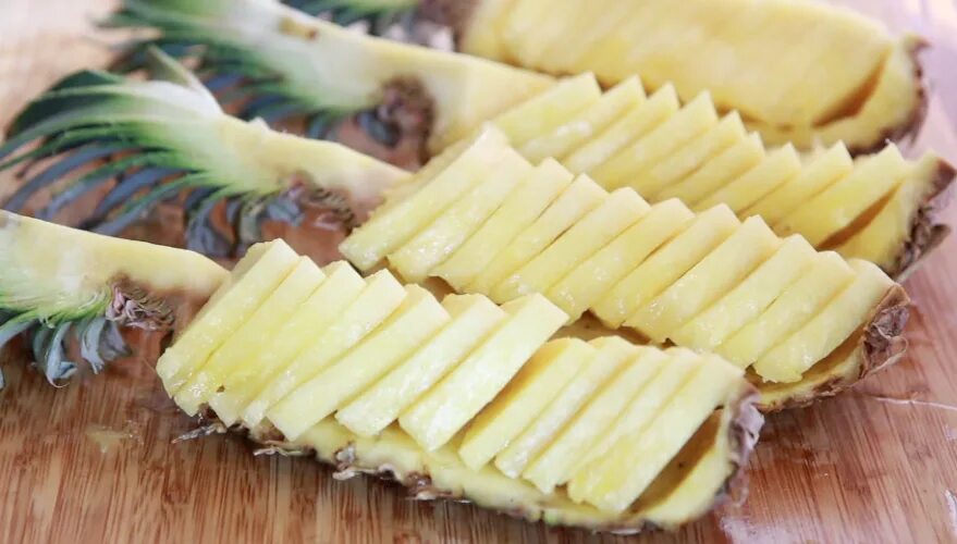 4ак нарезать ананас. Как красиво порезать ананас видео. Нарезанный ананас фото. Ананас красиво разделать. Ананас порезанный.