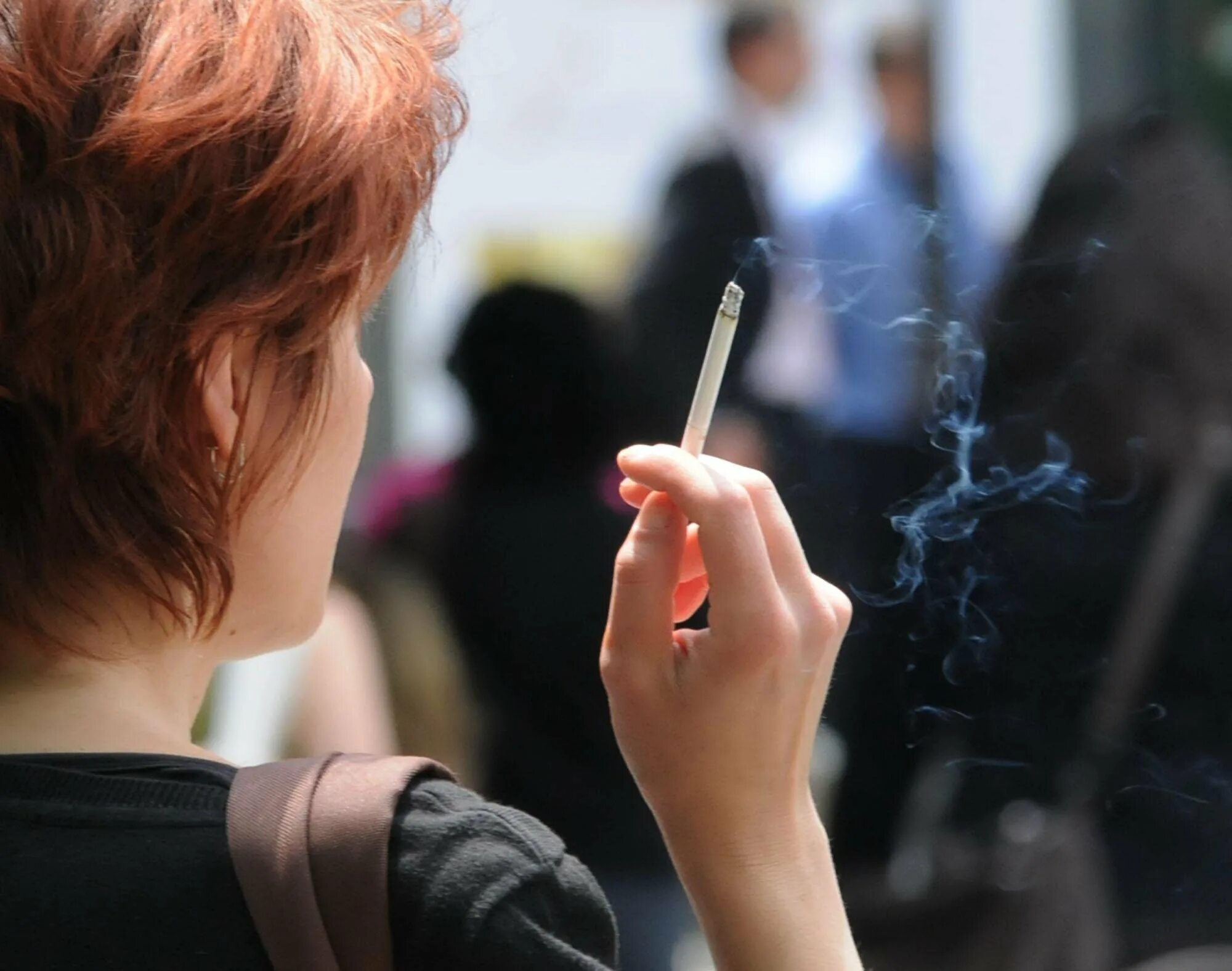 Игра где курят. Толпа людей курит. Пассивное курение. Курящая студентка. Женщины курят на улице.