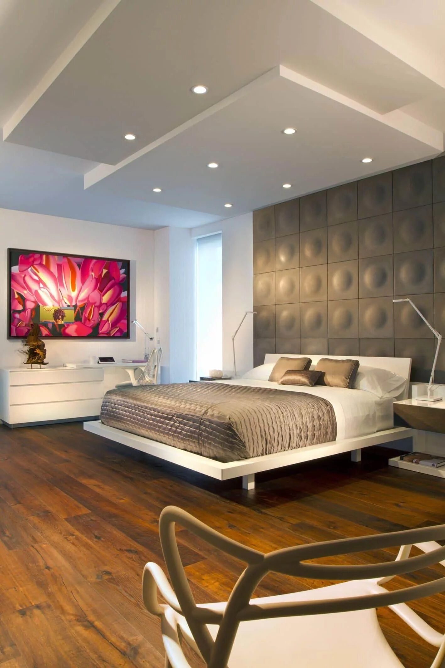 Потолки из гипсокартона в спальной комнате. Интерьер зала. Потолок гипсокартон спальня. Красивая отделка квартиры. Ремонт потолка стены комнате.