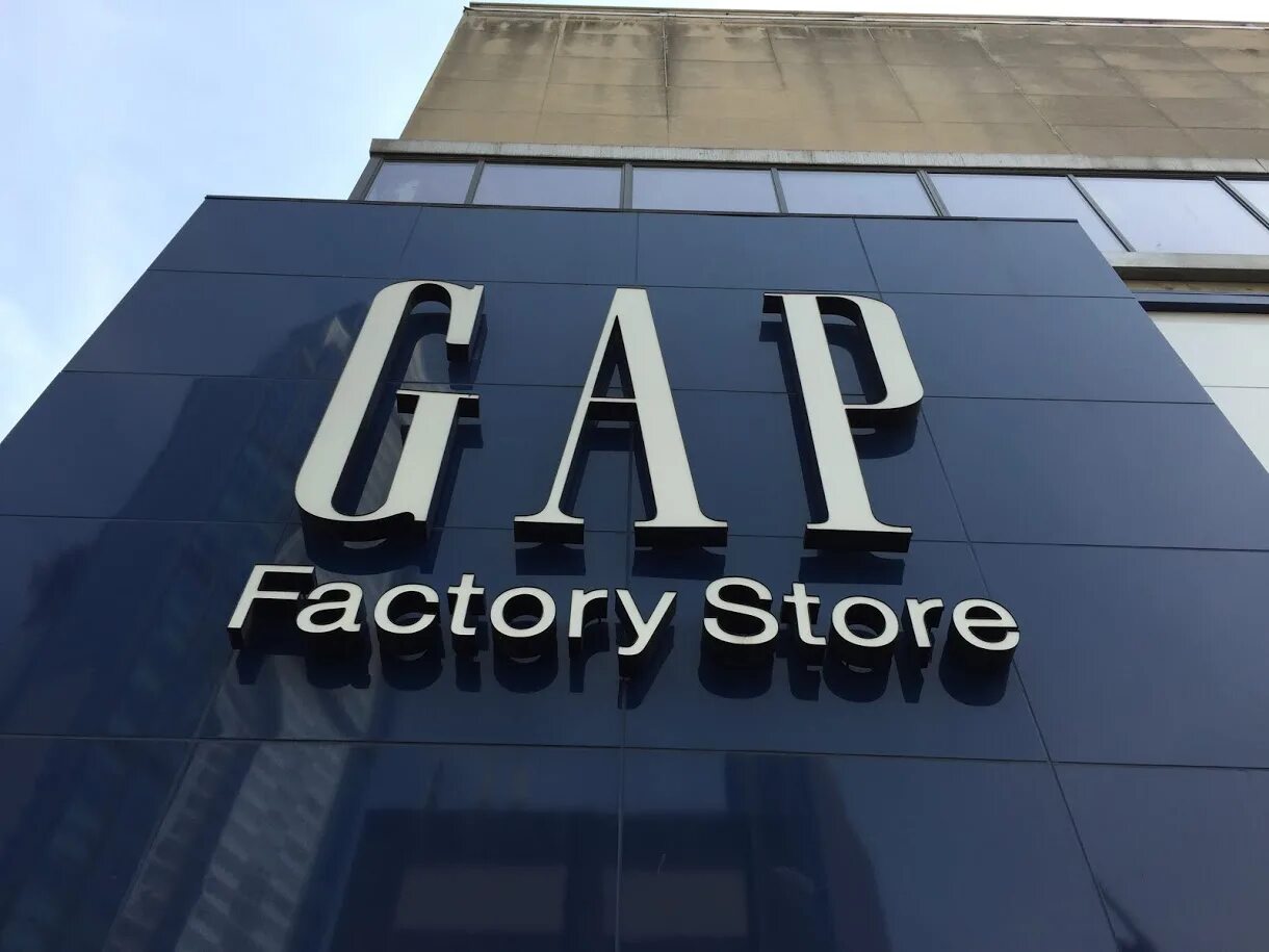 Gap компания. Gap. Гэп логотип. Фабрика gap. Магазин gap вывеска.