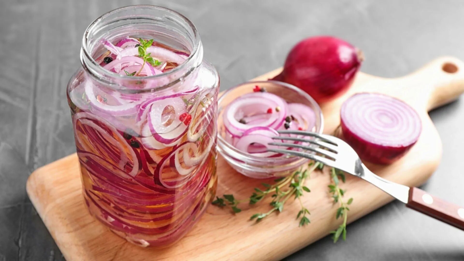 Маринованный красный лук быстрого приготовления с уксусом. Шашлык с луком. Салат с луком. Лук красный нарезанный для шашлыка. Маринованный красный лук.