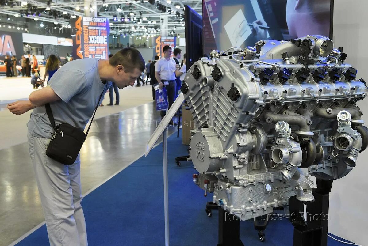 Двигатели российского производства. Мотор Aurus v8. ММЗ v12. Аурус v12. Аурус двигатель 4 цилиндровый.