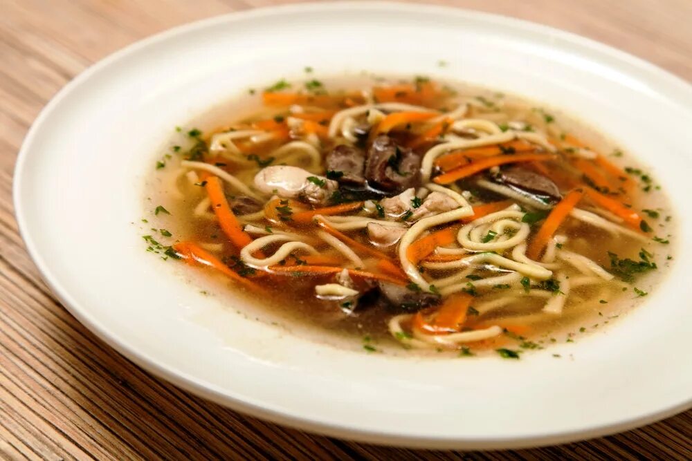 Куриная лапша с потрошками. Суп с куриными потрошками и лапшой. суп с куриными сердечками и лапшой. куриные сердечки с лапшой. куриный суп с вермишелью.