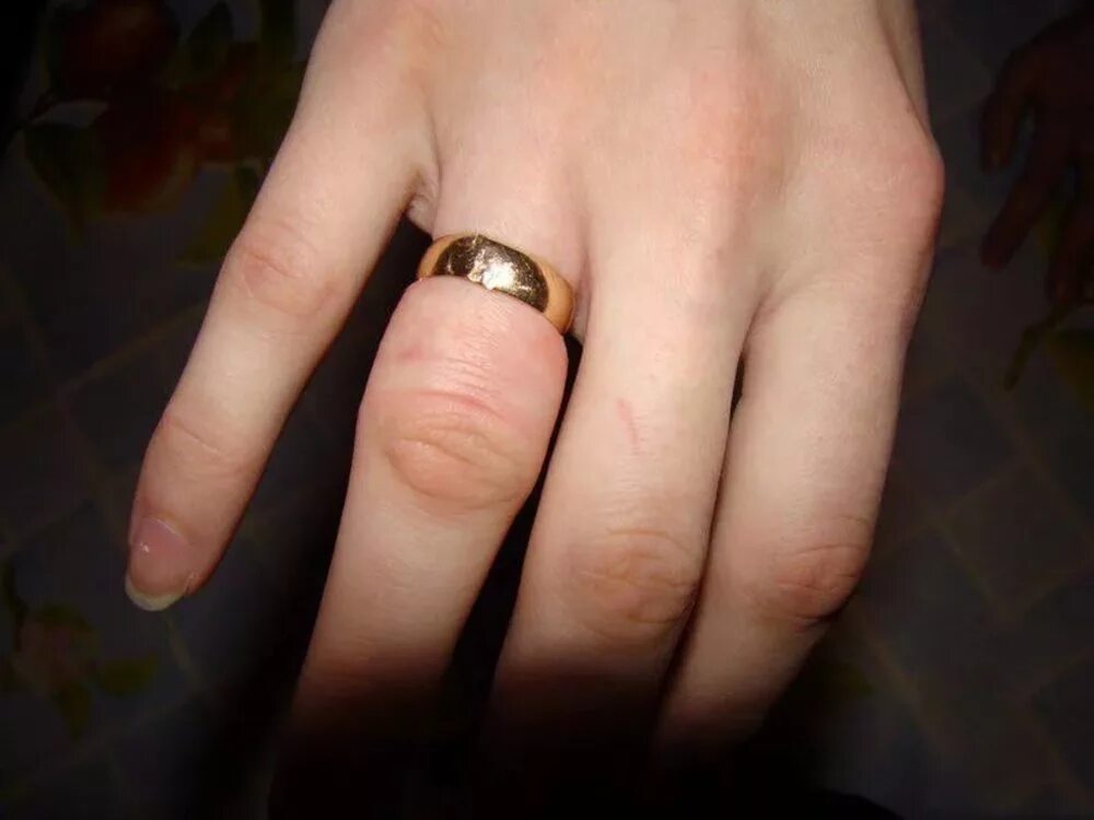 Замужние золотые кольца. Обручальное кольцо на пальце. Золотые обручальные кольца на руках. Толстое обручальное кольцо женское.