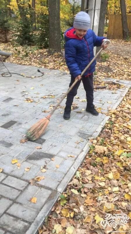Подметать двор. Подметает дорожки. мальчик подметает. ребенок подметает двор.