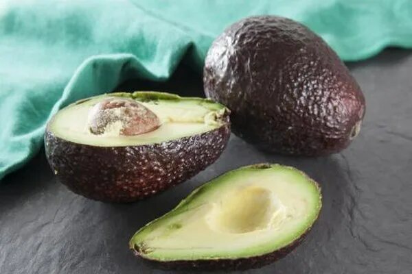 авокадо хасс 2 шт. авокадо темный сорт. авокадо коричневого цвета. авокадо хаас. авокадо черный сорт.