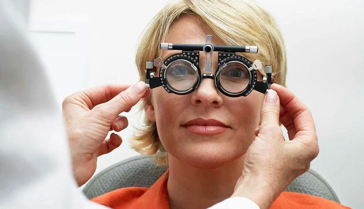 Люди носящие очки знают что когда входишь. Очки окулиста. Очки для близорукости. Очки для коррекции астигматизма. Очки с астигматическими линзами.