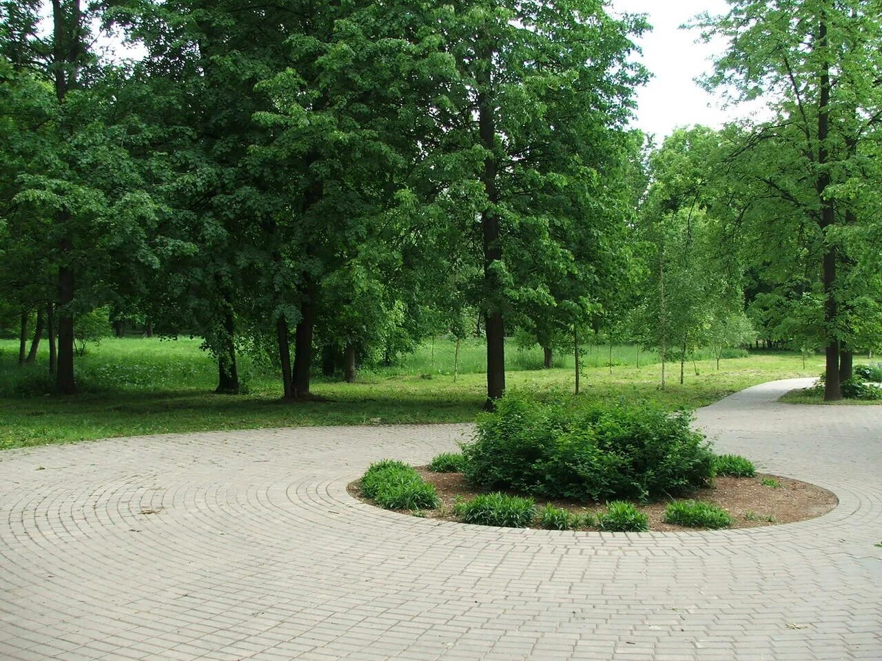 Ротонда парк ангелов. Екатерининский дворец парк ротонда. Парковые форум. Парк южное тушино. Аллея сквер озеленение екатеринбург.