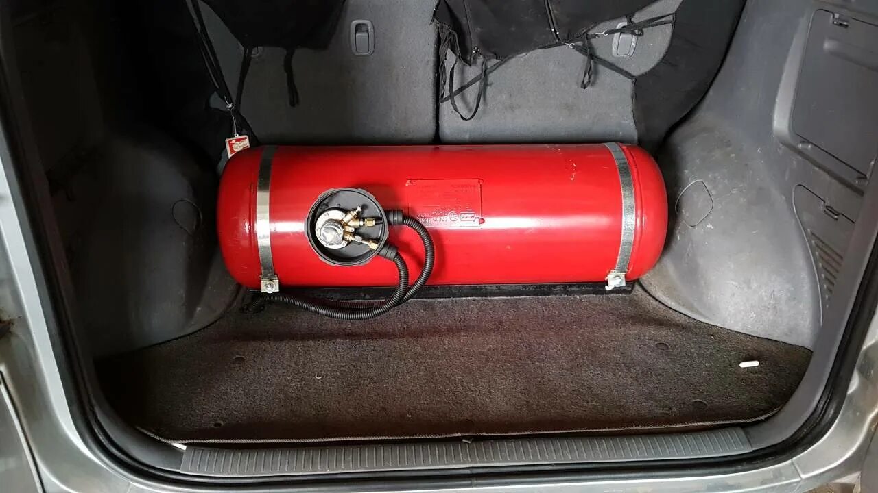 Если на автомобиле стоит газовое оборудование. Если на автомобиле стоит газовое оборудование. Volkswagen гбо. Газобаллонное оборудование на авто. Крепление баллонов метан.