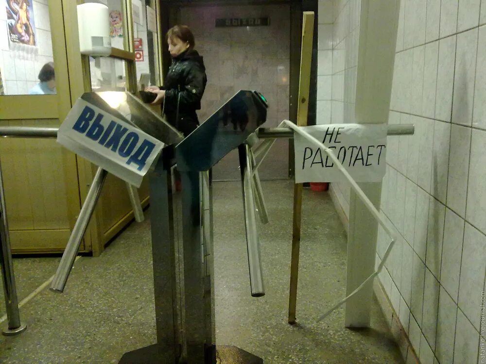 Туалеты в разных странах. Хожу в туалет в общественных местах. Хожу в туалет в общественных местах. Мужские общественные туалеты. Общественные уборные в древнем риме.