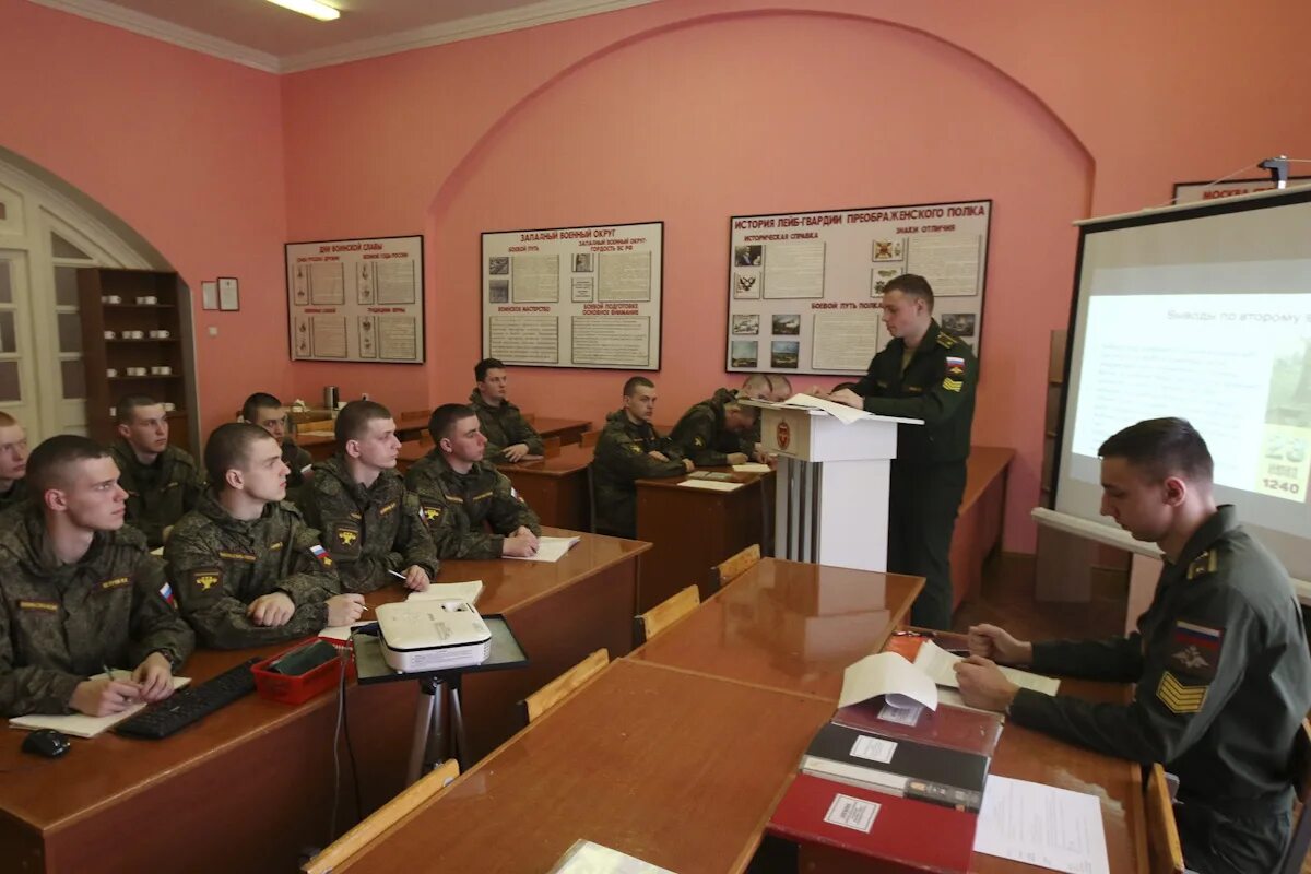 Занятия по боевой подготовке. Военно-политическая подготовка. Занятия с военнослужащими. Военные на занятиях.