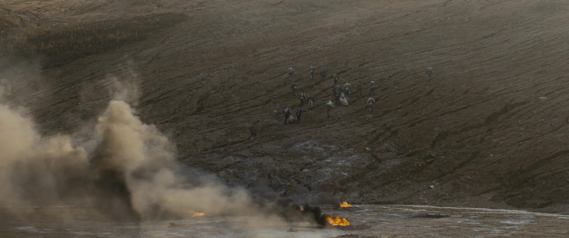 призрачно белый