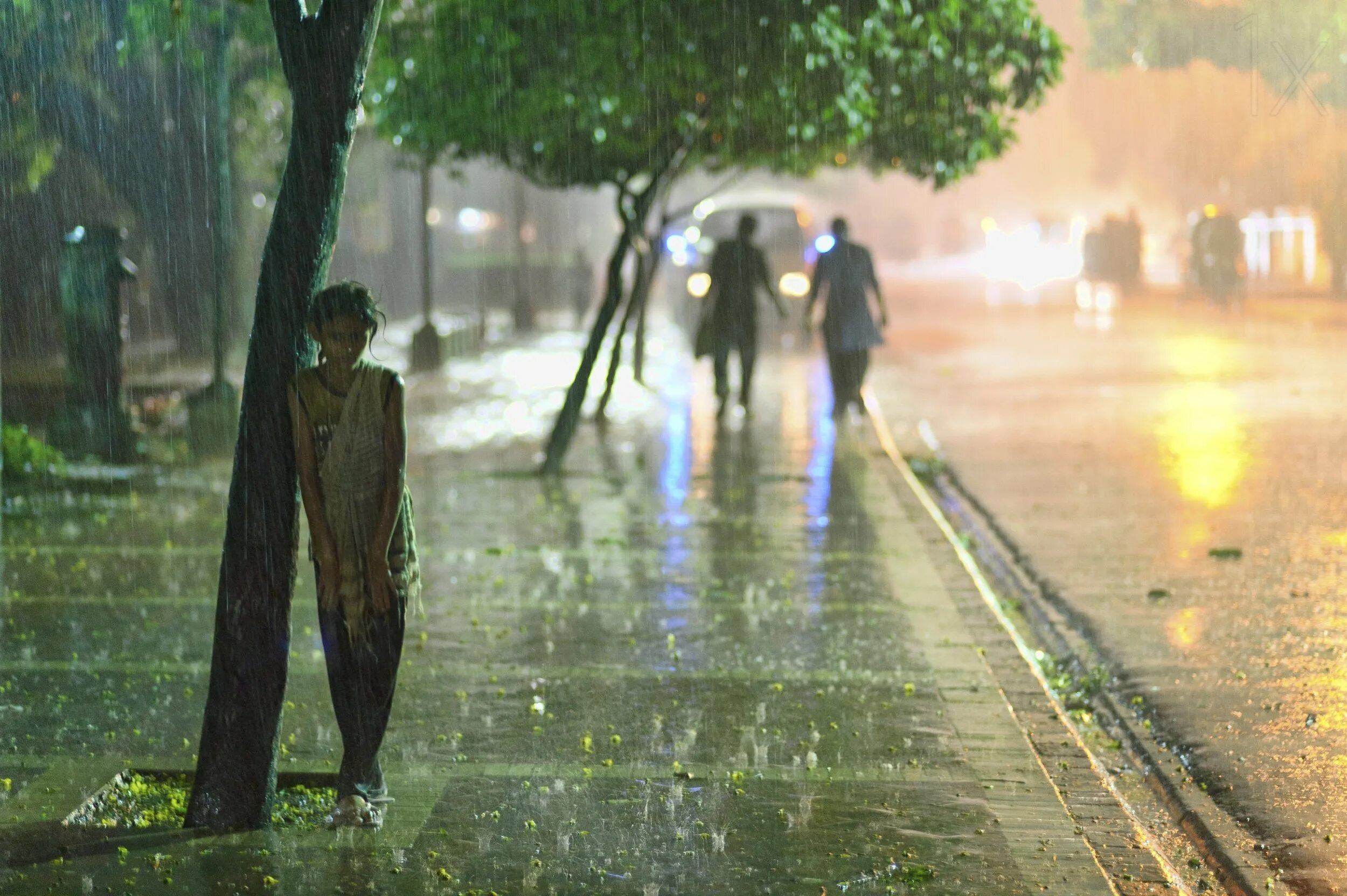 Rain фото. Под дождем. Человек под дождем. Дождь на улице. Город под дождем.