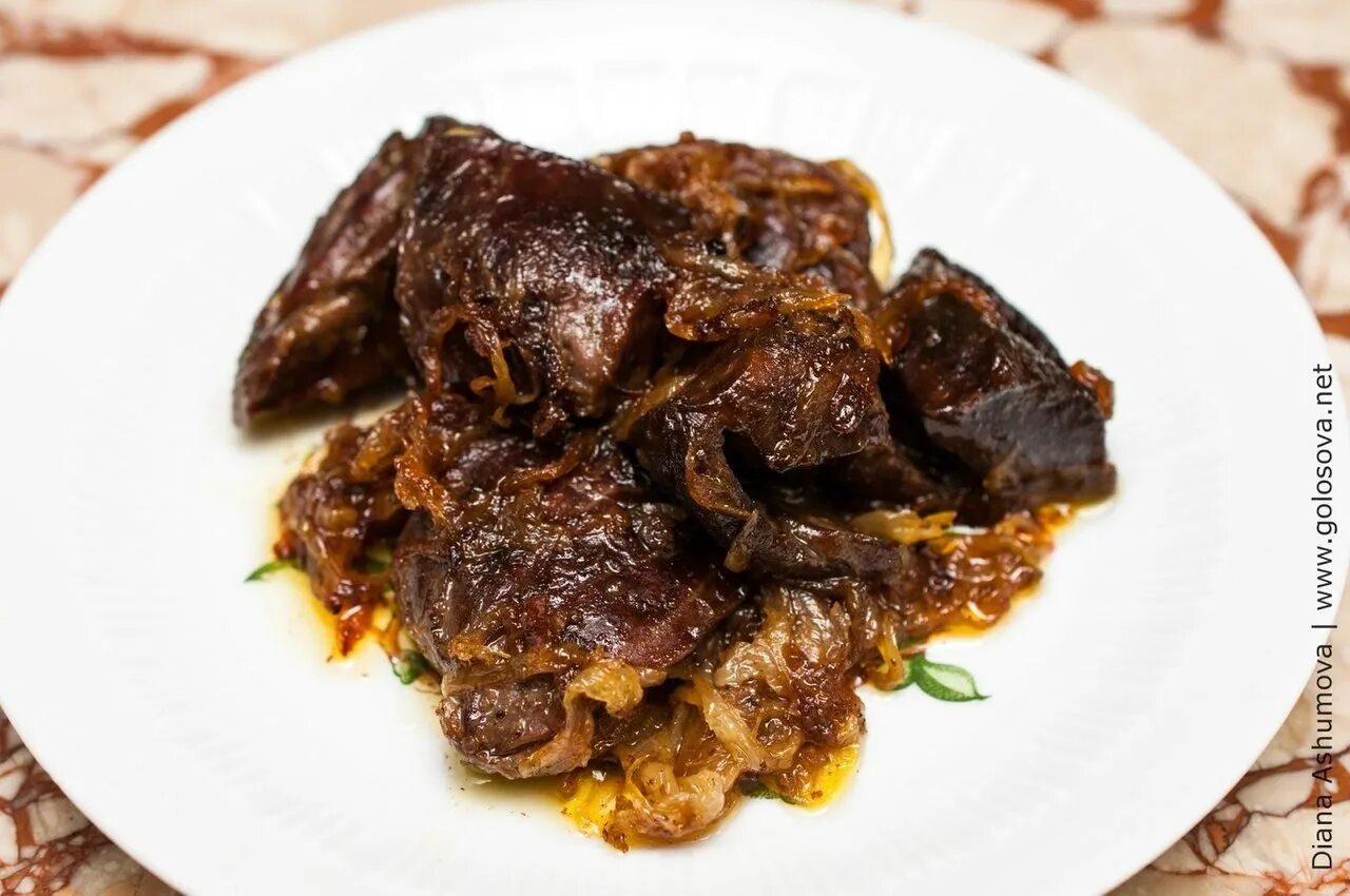 вкусные блюда из сердца свиного. салат мясной с сердцем говяжьим. блюда из свиного сердца. жареное свиное сердце. сердце свиное блюдо.