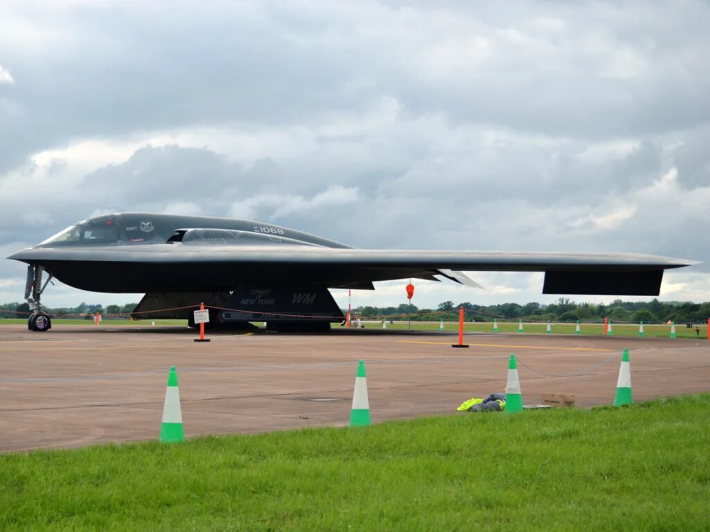 Northrop b 2 spirit характеристики. Northrop Grumman b-2 Spirit. B-2 Spirit двигатель. Imgp8353 Northrop Grumman b-2a Spirit 82-1068 USAF. Northrop b-2 Spirit бортовой номер.