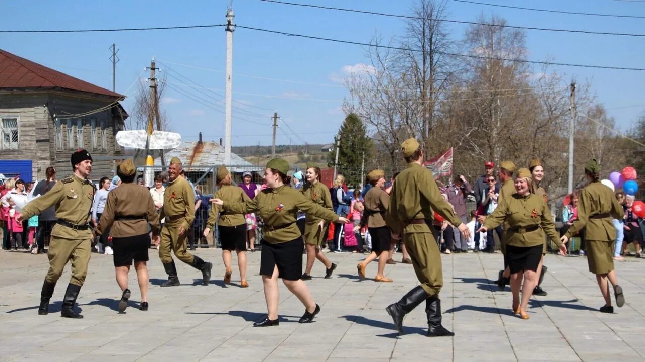 9 мая в пермском крае. Поселок Майкор Юсьвинский район. П.Майкор фото. Ветераны танцуют вальс Победы. Майкор 9 мая.