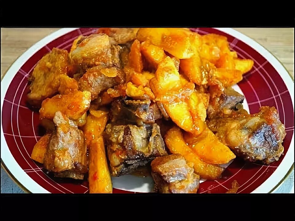 Как приготовить свиные ребрышки с овощами. Тушёные свиные рёбрышки в казане с овощами. картошка с ребрышками в казане на костре. свиные рёбрышки с картошкой в казане. рёбрышки с картошкой в казане.