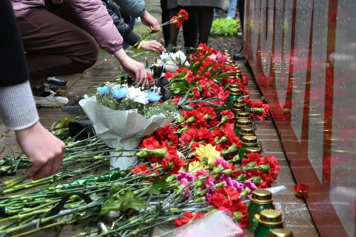 День траура по погибшим в теракте. Возложенные цветы. Цветы на памятник. 9 Мая люди несут цветы. Мемориал в Казани память о жертвах.