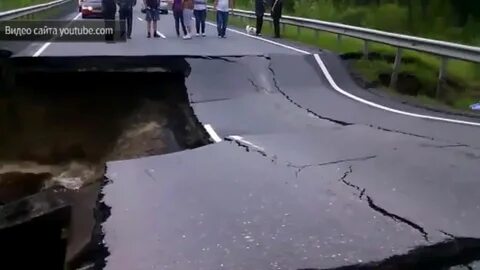 Ливень размыл круто поднимающуюся тропинку в гору