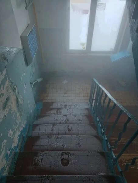 Подъезд трубе. Подъезд. трубы в подъезде. прорвало трубу в подъезде. 7 подъезд.