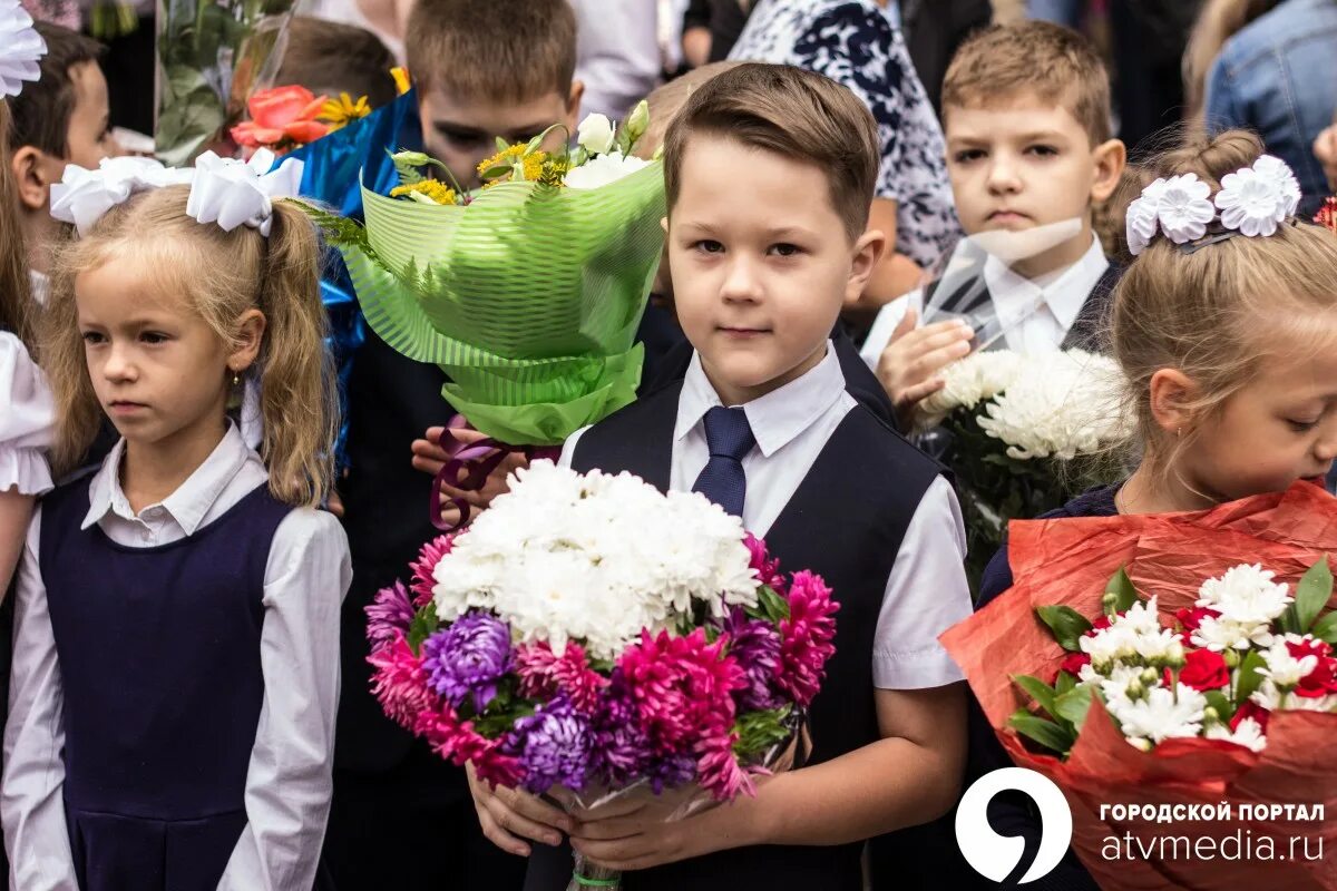 Гимназия 3 работа. Первый звонок в школе за партами. школа 3 гимназия ставрополь. первоклассники запись. 1 класс первый звонок.