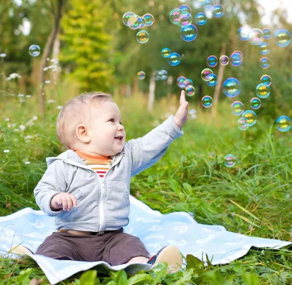 6 месяцев даче. Дети и природа. Летняя фотосессия с малышом. Дети и мыльные пузыри. Детская фотосессия на природе летом мальчику.