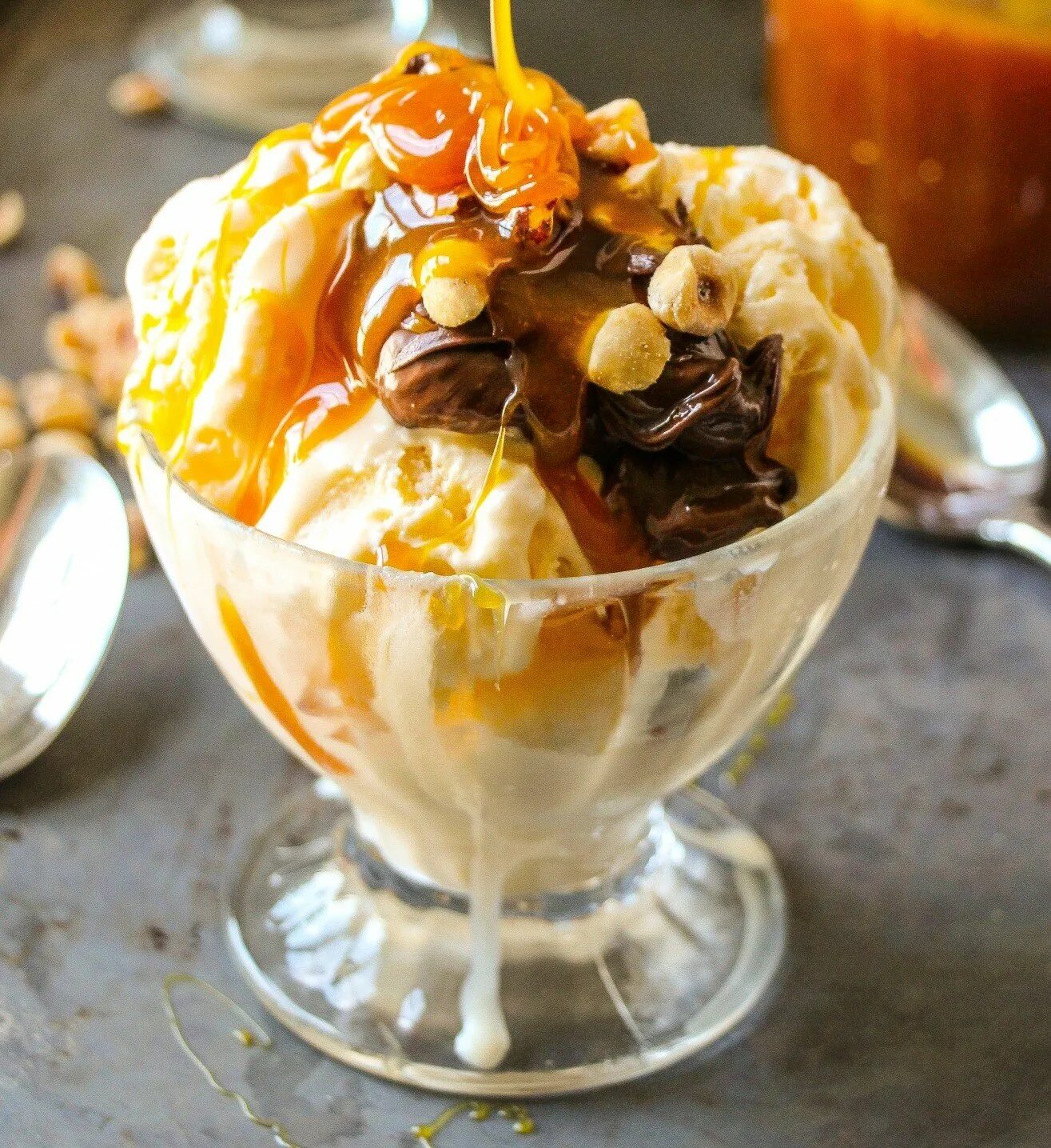 баркетта карамельно-ореховая. синамон карамельный. банановое парфе. шоколадный тарт с соленой карамелью и орехами. мороженое с орешками.