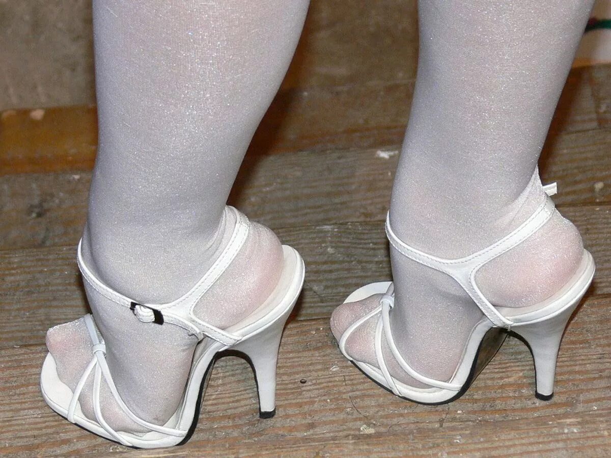 Телесные колготки и туфли. Белые туфли на каблуке секси. Туфли белые колготки. Белые колготы. В белых колготках на каблуках.