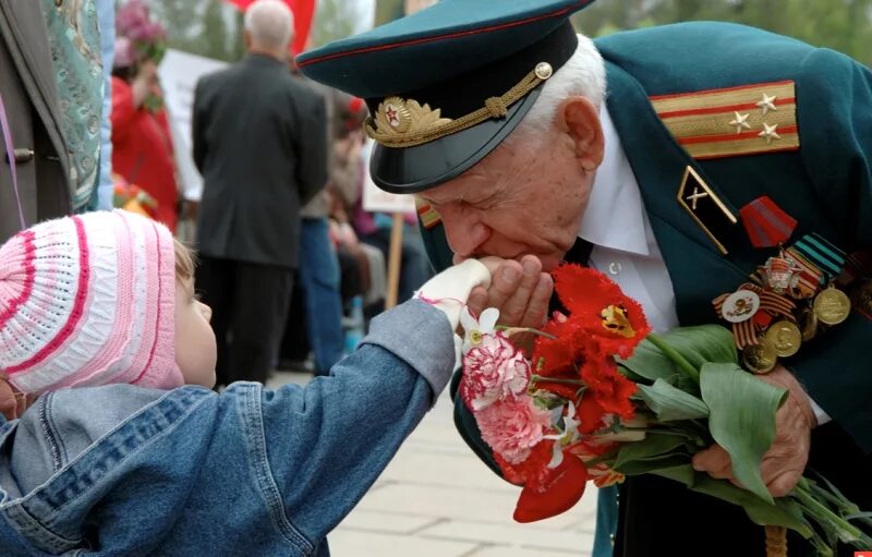 Вместе с дедом на парад. Дети дарят цветы ветеранам. Цветы ветеранам. Ветераны и дети. День Победы ветераны и дети.