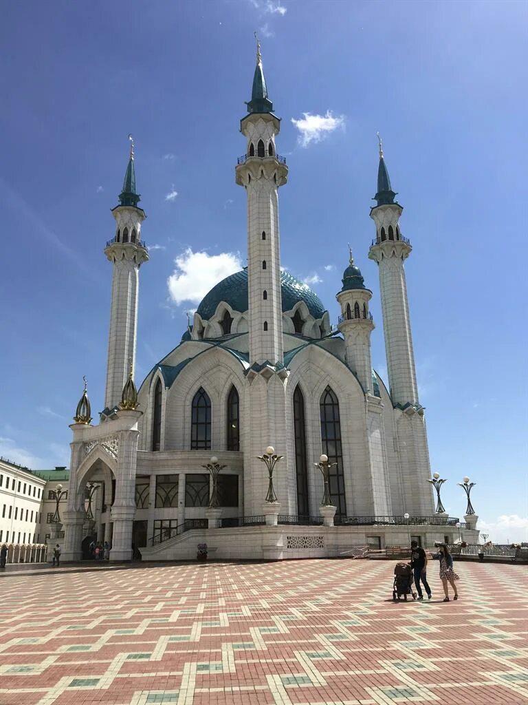 Рядом мечет. Дерево в чечне рядом с мечетью. столбы возле мечети симферополь. мерседес рядом с мечетью. котята маленькие белые около мечети.