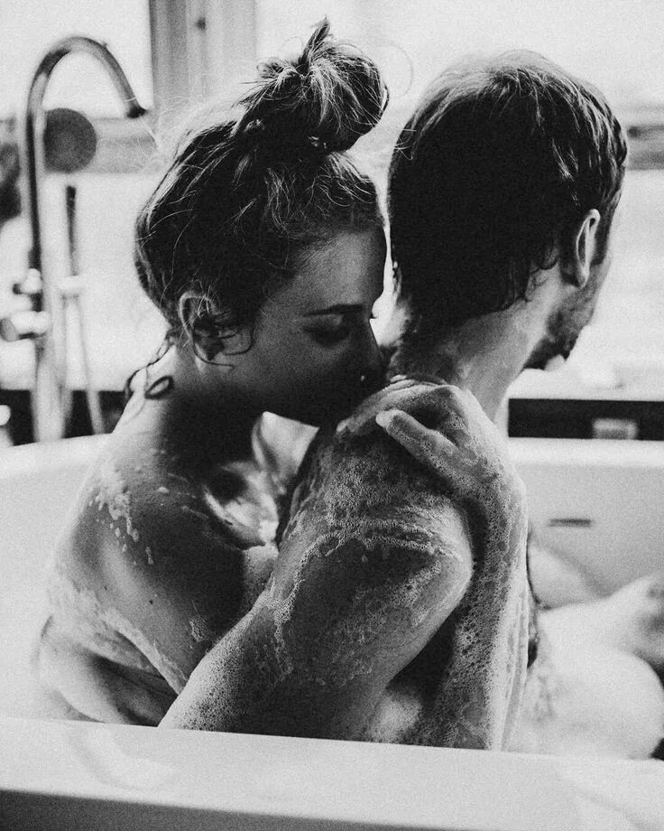 Влюбленные в ванной. Парень с девушкой в ванне. Фотосессия пары в ванной. Вместе в ванной.