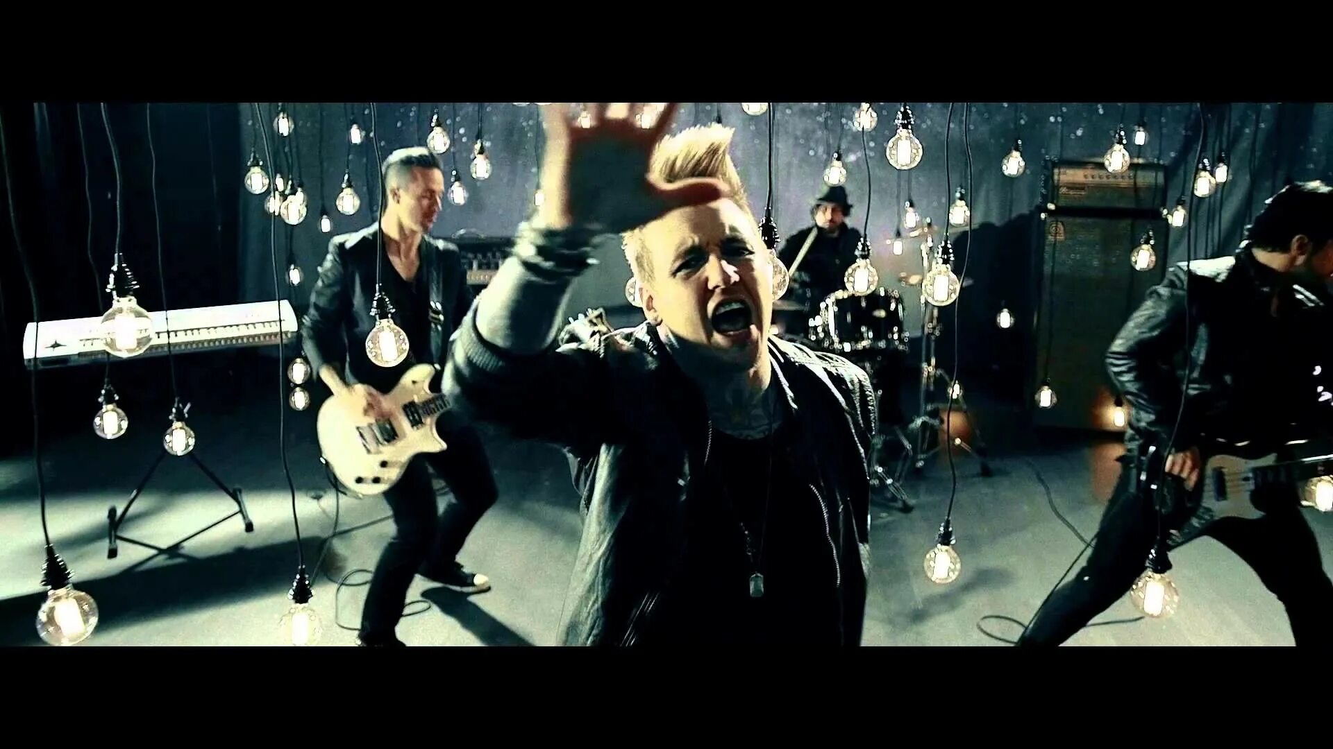 Как называется клип. Папа роуч и мария бринк. papa roach gravity. рок клипы. papa roach клип.