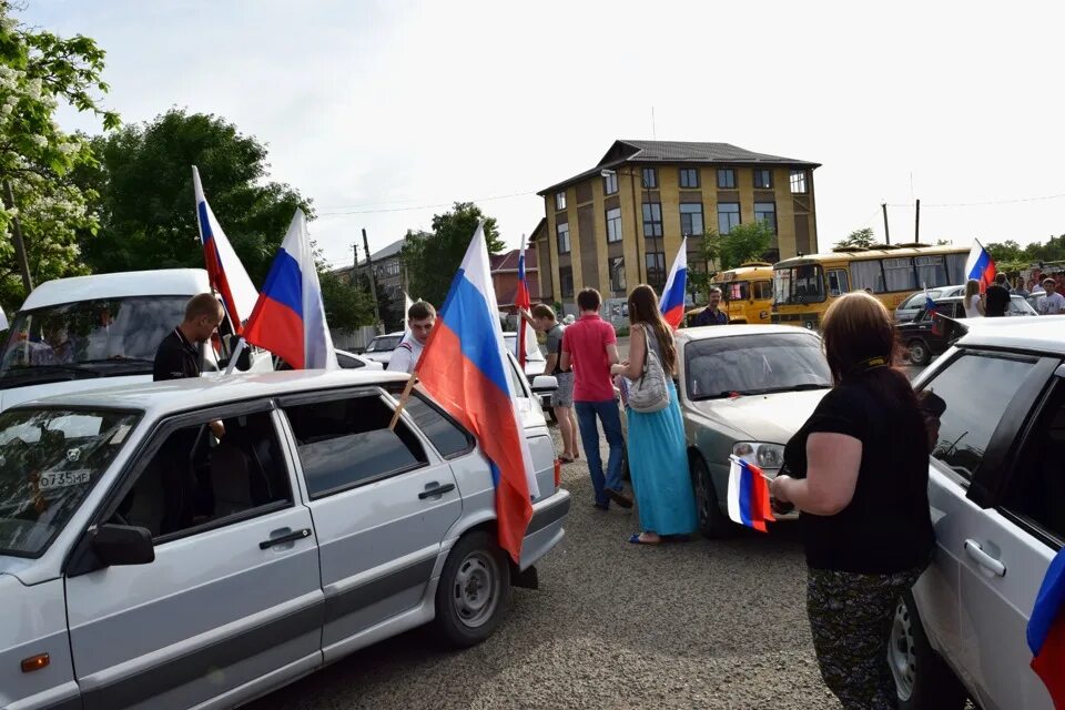 Работа кропоткин краснодарский. Флаг Кропоткина Краснодарского. Флаг Кропоткинского городского поселения. Флаги Кропоткин Казанская гора. Флаг Кропоткин фото.