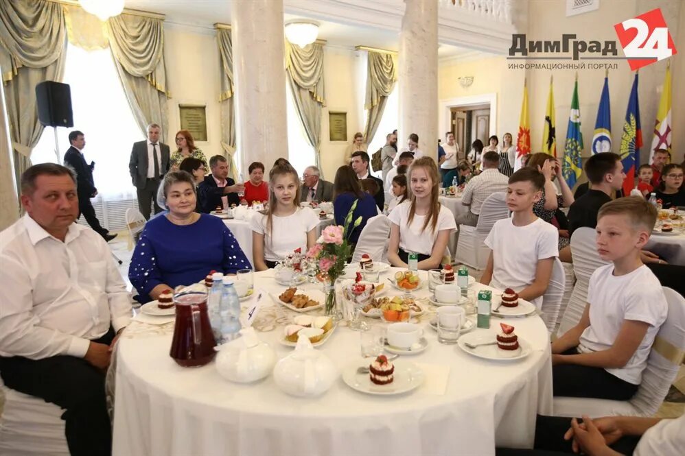 Семья года конкурс Ульяновск. Димитровградская семья. Семья года премия губернатора Омской области. Димитровград семья Шеяновых. Родители 11 группа