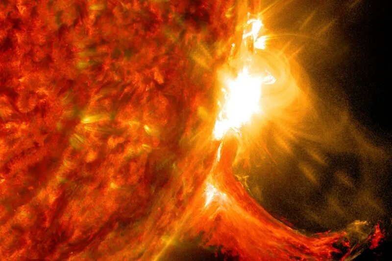 Солнечные хромосферные вспышки. Вспышки на солнце 31 июля. Вспышки на солнце. Вспышки на солнце 31 июля. Солнечные вспышки протуберанцы.